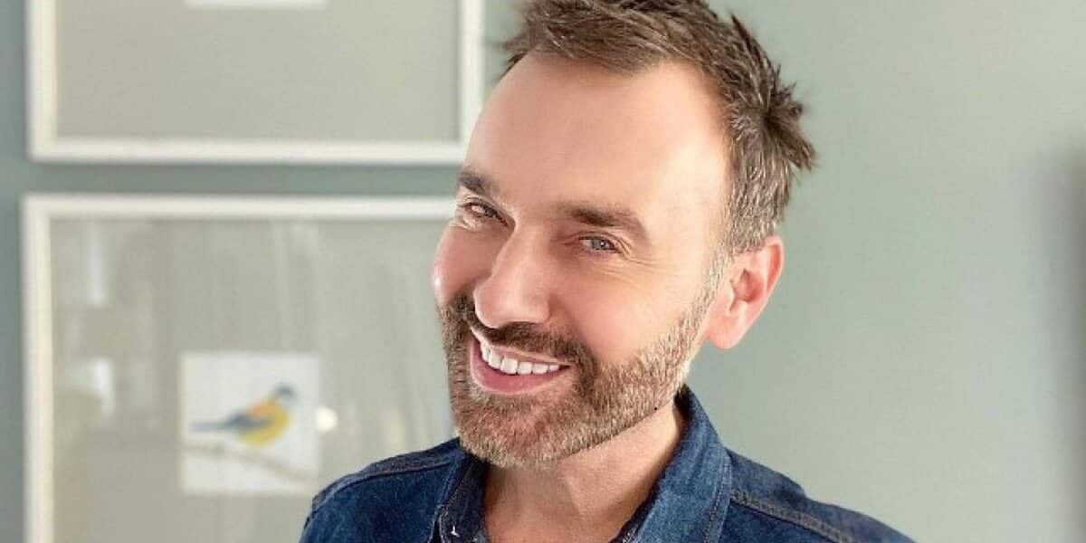 Jordi Castell mostrando su nuevo look tras procedimiento capilar