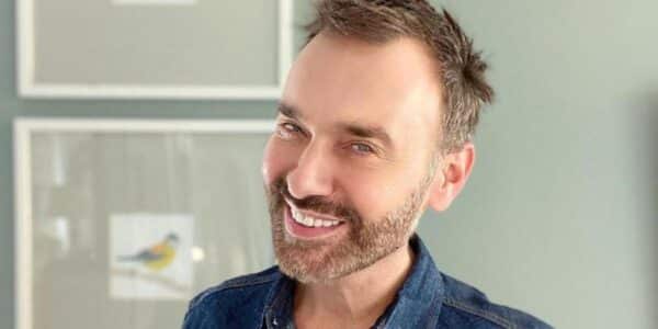 Jordi Castell mostrando su nuevo look tras procedimiento capilar
