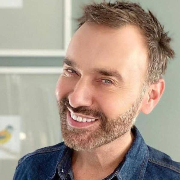 Jordi Castell mostrando su nuevo look tras procedimiento capilar