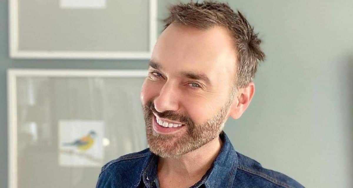 Jordi Castell mostrando su nuevo look tras procedimiento capilar