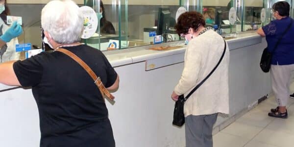 Personas revisando el aumento de la PGU y los nuevos grupos beneficiados