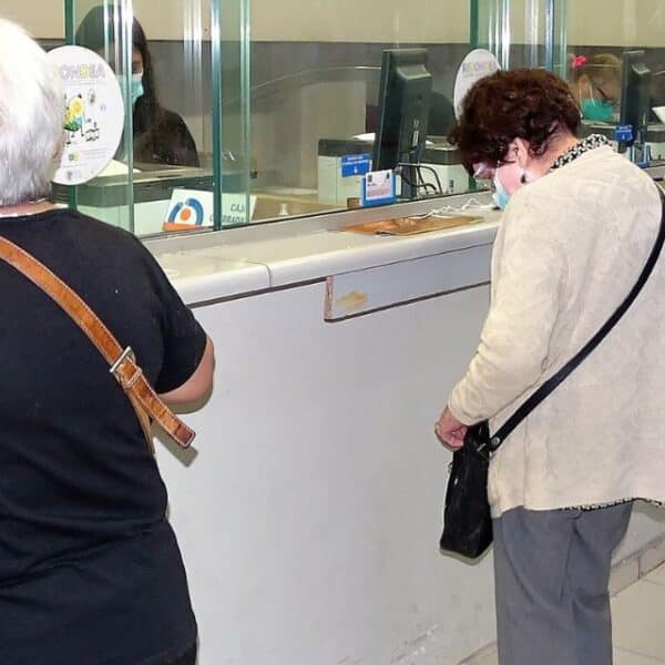 Personas revisando el aumento de la PGU y los nuevos grupos beneficiados