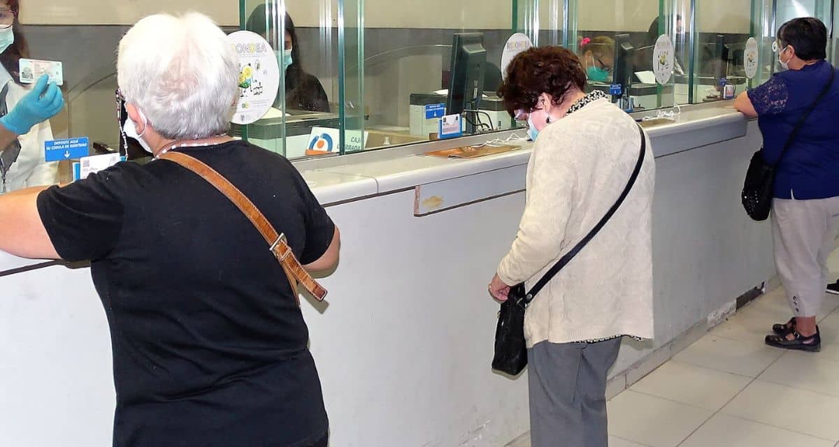 Personas revisando el aumento de la PGU y los nuevos grupos beneficiados