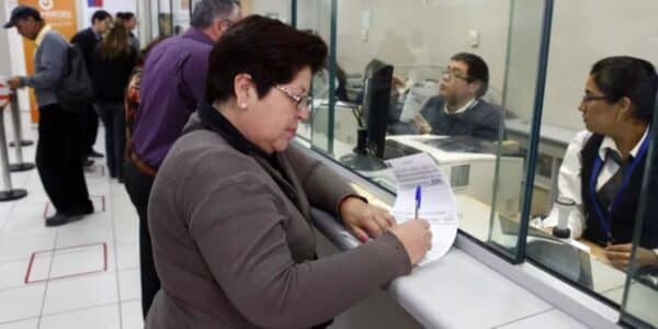 Adultos mayores revisando requisitos de la PGU junio 2026 en ChileAtiende