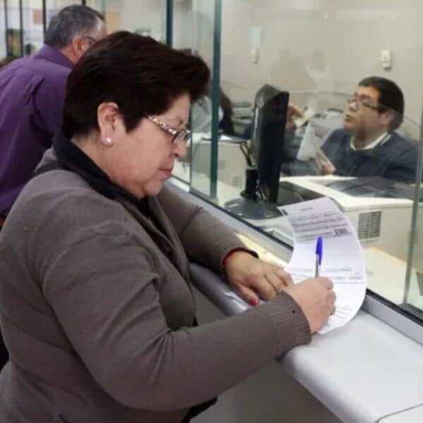 Adultos mayores revisando requisitos de la PGU junio 2026 en ChileAtiende