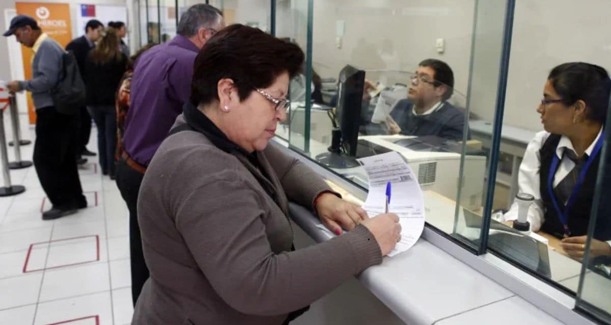 Adultos mayores revisando requisitos de la PGU junio 2026 en ChileAtiende