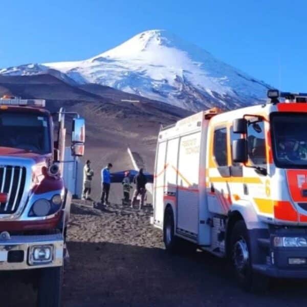 Rescatistas trabajando tras accidente fatal en el volcán Osorno