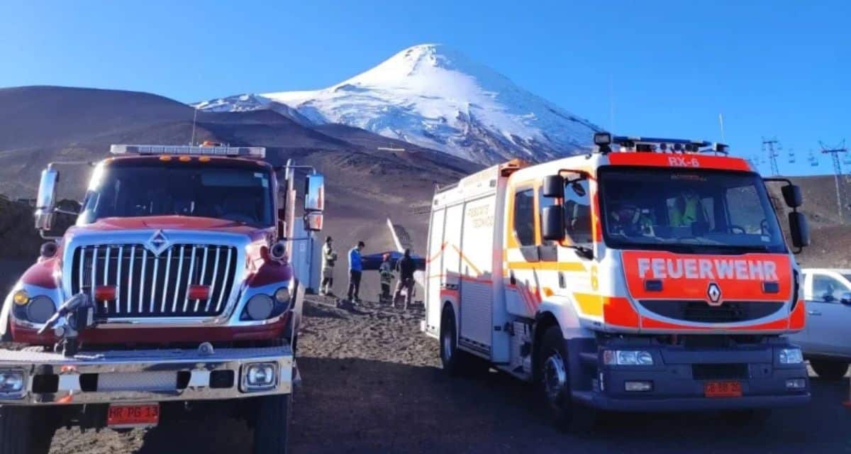 Rescatistas trabajando tras accidente fatal en el volcán Osorno