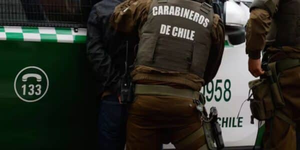 Carabineros deteniendo a profesor en establecimiento educacional de O’Higgins