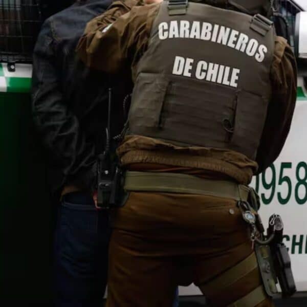 Carabineros deteniendo a profesor en establecimiento educacional de O’Higgins