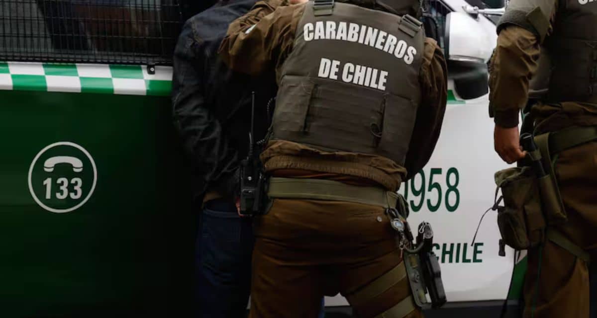 Carabineros deteniendo a profesor en establecimiento educacional de O’Higgins