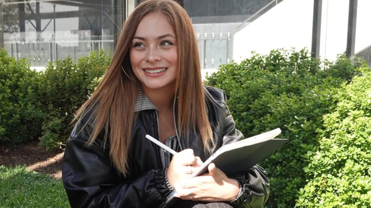 Skarleth Labra posa junto a su nuevo automóvil tras compartirlo en redes sociales