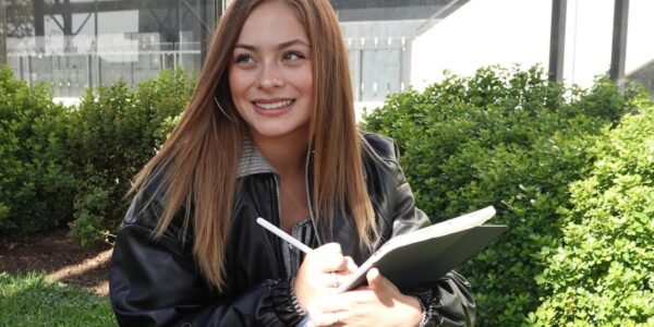 Skarleth Labra posa junto a su nuevo automóvil tras compartirlo en redes sociales