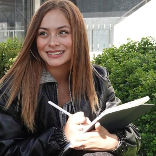 Skarleth Labra posa junto a su nuevo automóvil tras compartirlo en redes sociales