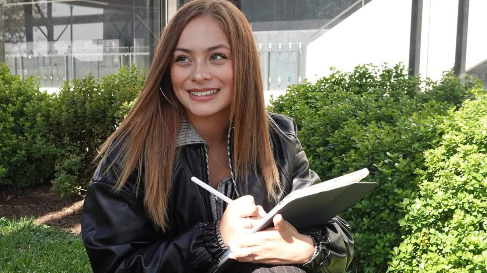 Skarleth Labra posa junto a su nuevo automóvil tras compartirlo en redes sociales
