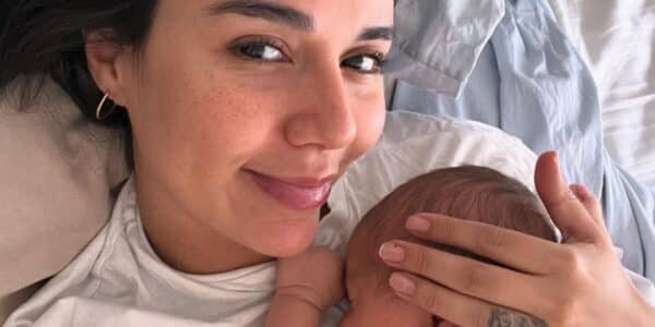 Steffi Méndez llorando tras despedirse temporalmente de su hijo Gio