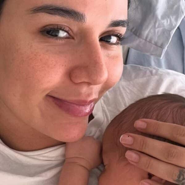 Steffi Méndez llorando tras despedirse temporalmente de su hijo Gio