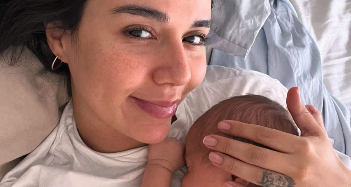 Steffi Méndez llorando tras despedirse temporalmente de su hijo Gio