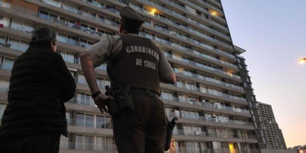 Edificio de Las Condes donde ocurrió la caída de una niña desde el piso 11
