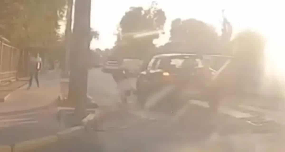 Momento del atropello en Quilicura a mujer que cruzaba con un coche de bebé
