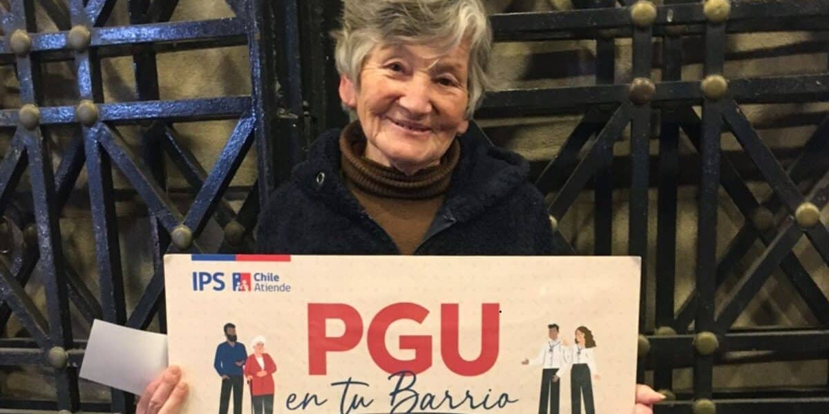 Adulto mayor revisando su pago y los requisitos del aumento de la PGU en ChileAtiende.