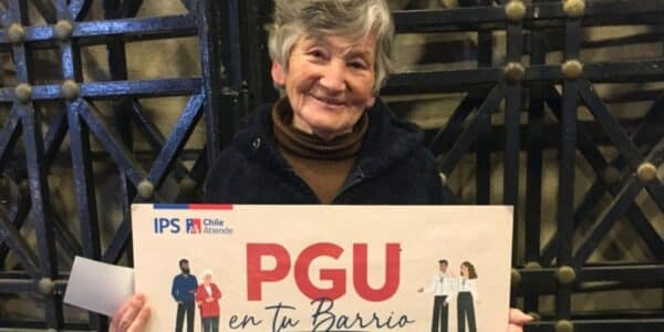 Adulto mayor revisando su pago y los requisitos del aumento de la PGU en ChileAtiende.