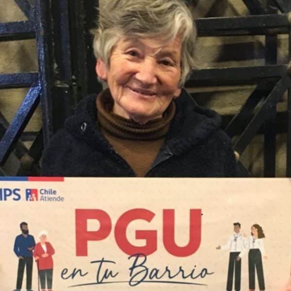 Adulto mayor revisando su pago y los requisitos del aumento de la PGU en ChileAtiende.