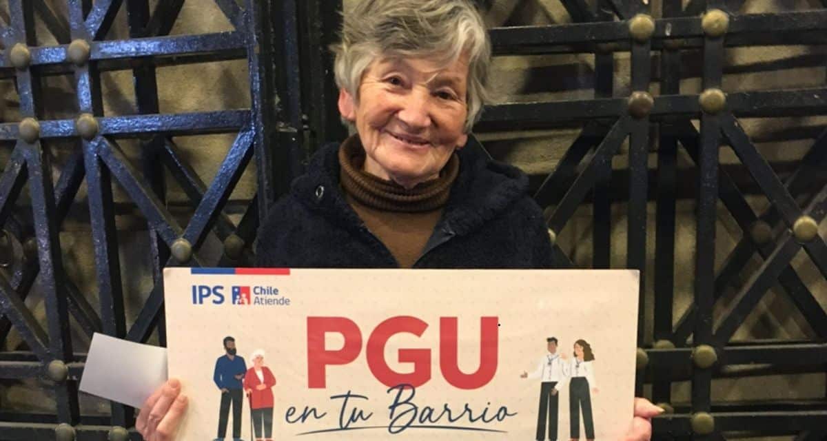 Adulto mayor revisando su pago y los requisitos del aumento de la PGU en ChileAtiende.