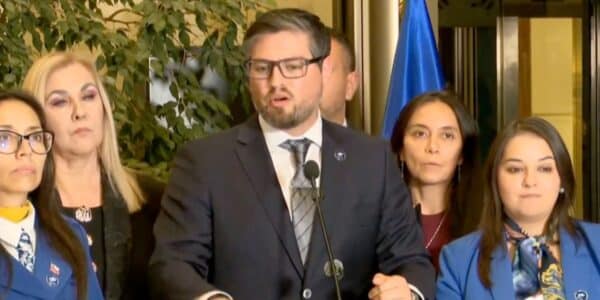 Bancada de diputados del PDG anunciando el retiro de su apoyo legislativo al Gobierno en el Congreso.