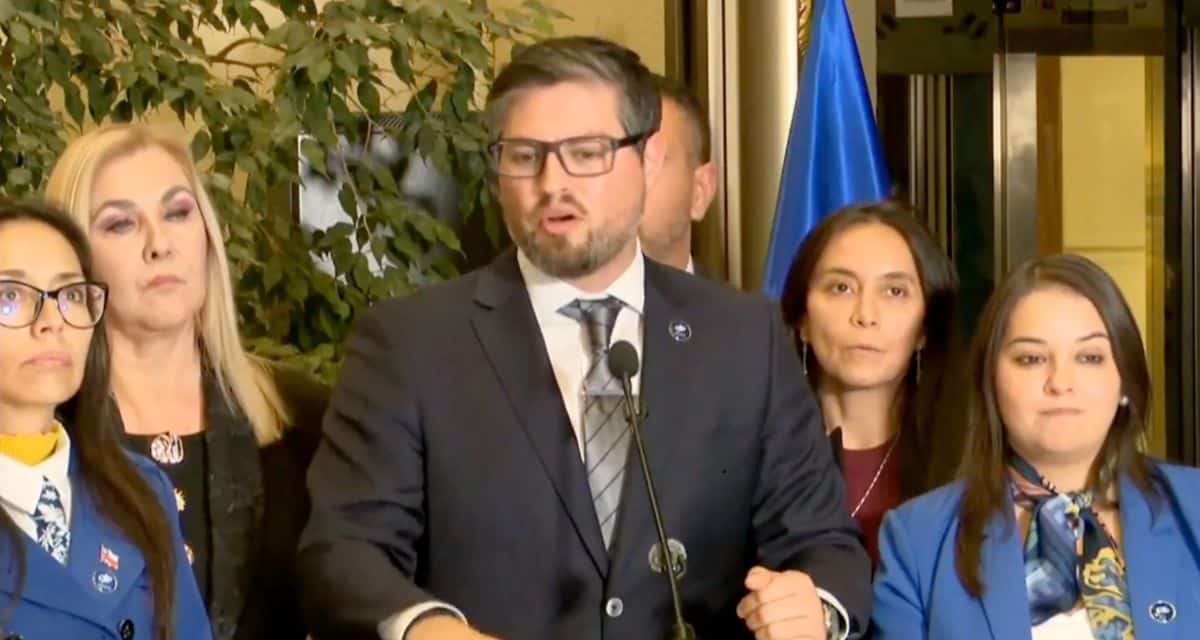 Bancada de diputados del PDG anunciando el retiro de su apoyo legislativo al Gobierno en el Congreso.