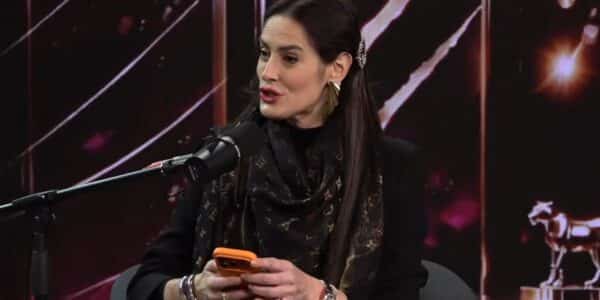 Adriana Barrientos muestra mensajes atribuidos a un senador durante el podcast Ups