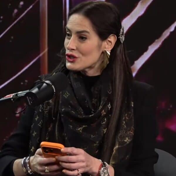 Adriana Barrientos muestra mensajes atribuidos a un senador durante el podcast Ups