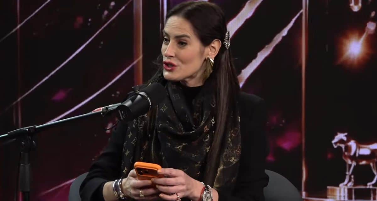 Adriana Barrientos muestra mensajes atribuidos a un senador durante el podcast Ups