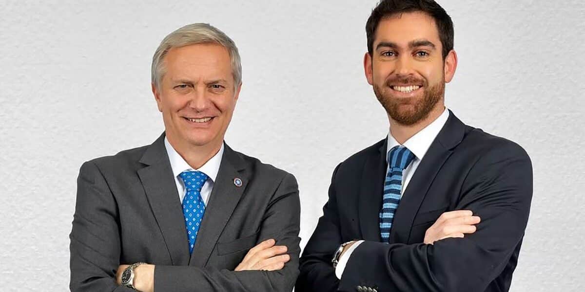 Afiche del PS contra proyecto de Reconstrucción Nacional genera críticas del Gobierno y del hijo de Kast
