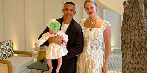Alexis Sánchez comparte emotivo registro en su natal Tocopilla junto a su hija y pareja.
