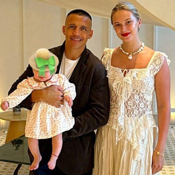 Alexis Sánchez comparte emotivo registro en su natal Tocopilla junto a su hija y pareja.