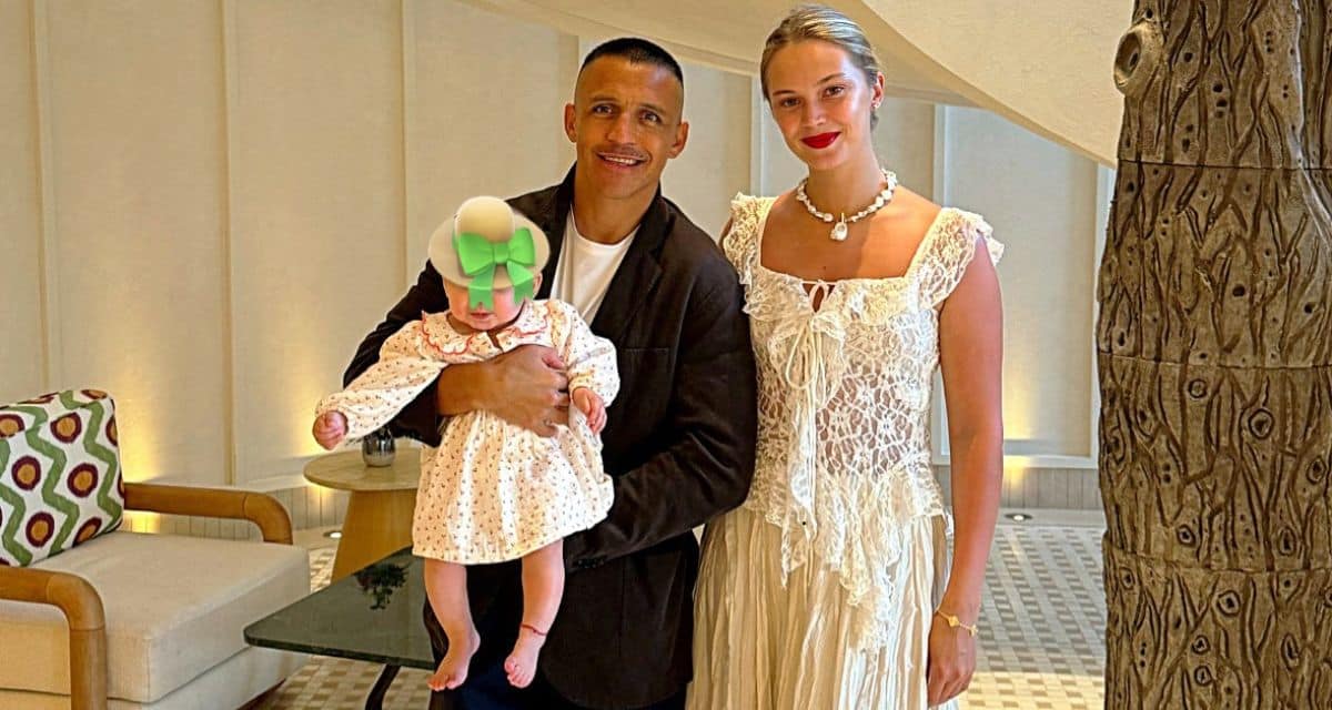 Alexis Sánchez comparte emotivo registro en su natal Tocopilla junto a su hija y pareja.
