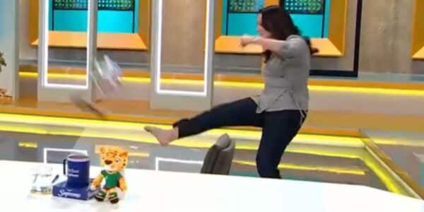 Andrea Arístegui vive divertido chascarro en el matinal de CHV durante dinámica mundialera