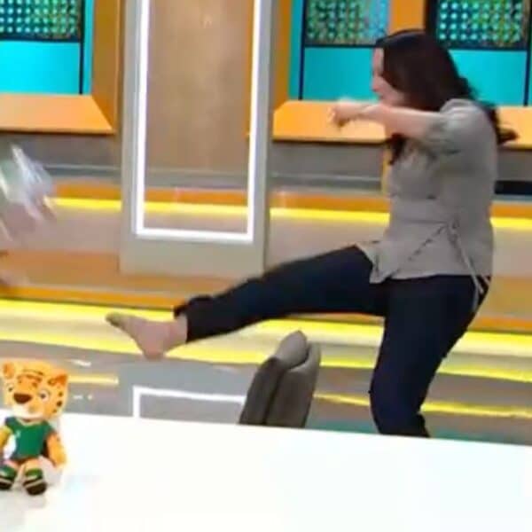 Andrea Arístegui vive divertido chascarro en el matinal de CHV durante dinámica mundialera