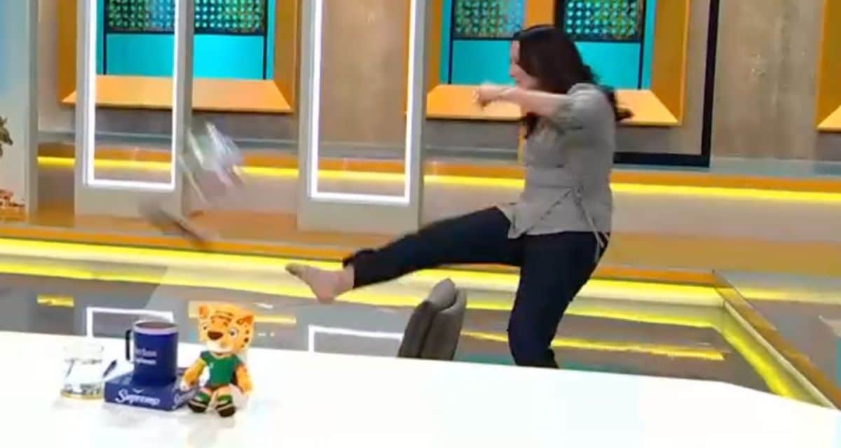 Andrea Arístegui vive divertido chascarro en el matinal de CHV durante dinámica mundialera