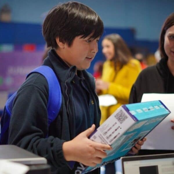Beca TIC de Junaeb permite entregar computadores portátiles a estudiantes beneficiados