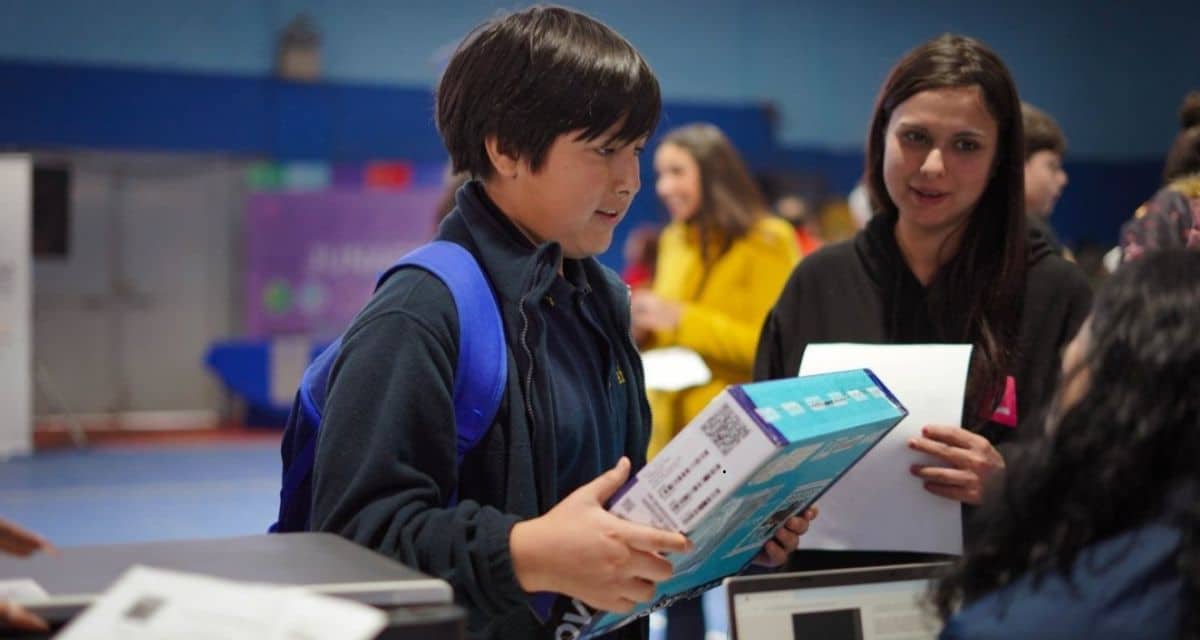 Beca TIC de Junaeb permite entregar computadores portátiles a estudiantes beneficiados