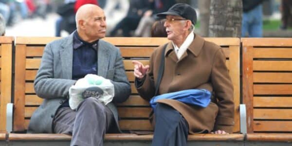 Bonos para adultos mayores que se pagan durante junio en Chile