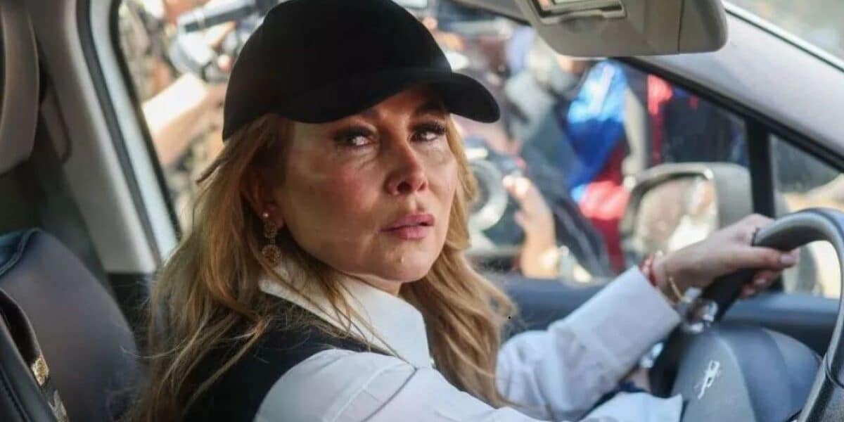 Cathy Barriga muestra prueba para desmentir acusación de incumplir arraigo nacional