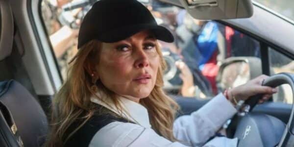 Cathy Barriga muestra prueba para desmentir acusación de incumplir arraigo nacional