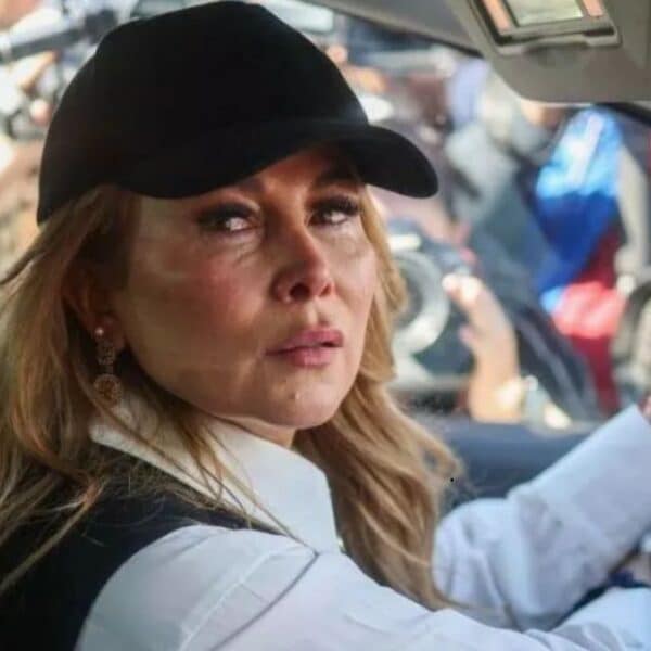 Cathy Barriga muestra prueba para desmentir acusación de incumplir arraigo nacional
