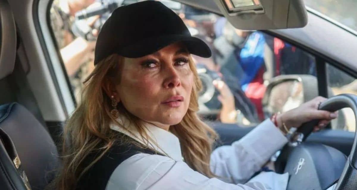 Cathy Barriga muestra prueba para desmentir acusación de incumplir arraigo nacional