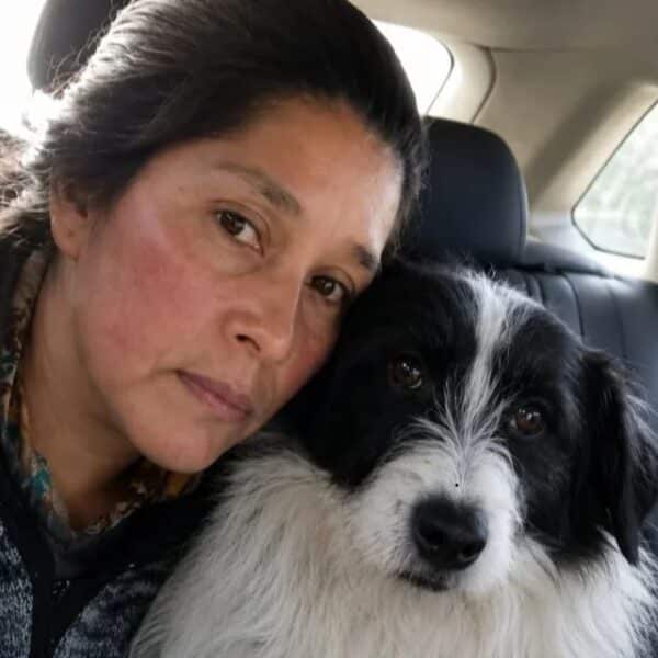 Doris Chiguay y su perro Cheme fueron hallados con vida tras cinco días perdidos en un bosque de Chiloé