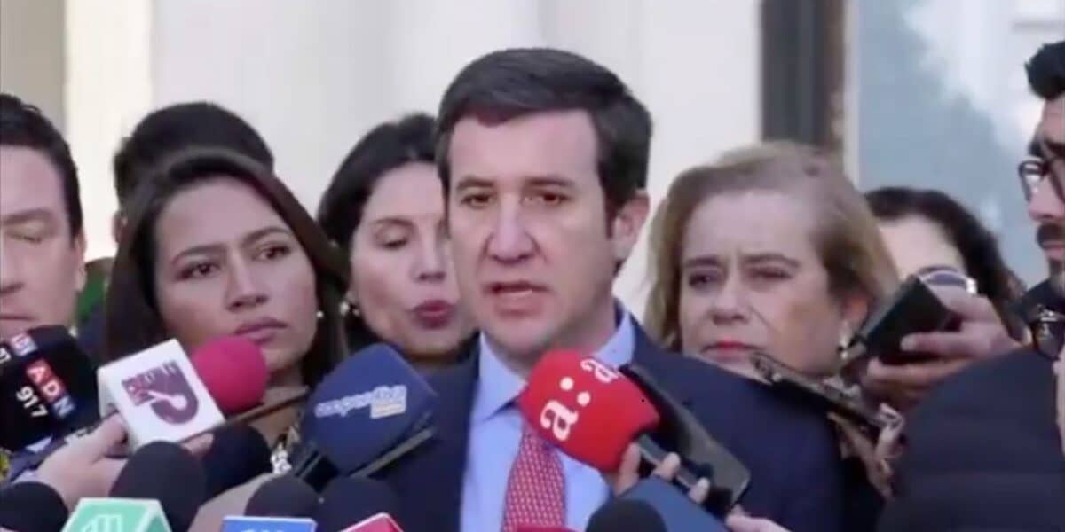 Guillermo Ramírez habla ante la prensa en La Moneda tras reunión política