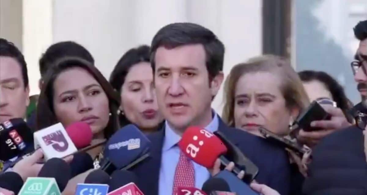 Guillermo Ramírez habla ante la prensa en La Moneda tras reunión política